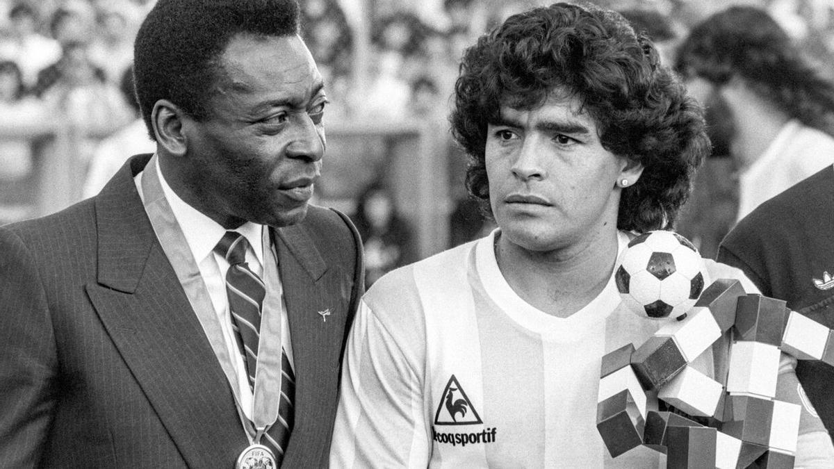 Pelé y Maradona durante un partido entre Italia y Argentina disputado en Zúrich en 1987.