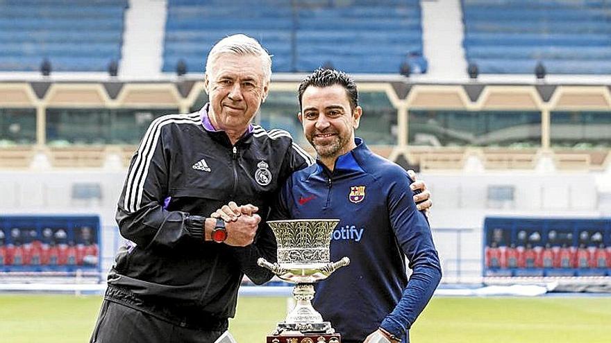 Ancelotti y Xavi, en el posado con el trofeo de la Supercopa . | FOTO: EFE