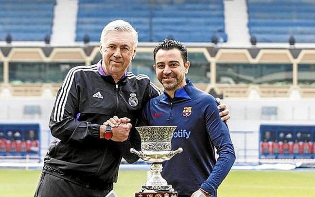 Ancelotti y Xavi, en el posado con el trofeo de la Supercopa . | FOTO: EFE Ancelotti y Xavi, en el posado con el trofeo de la Supercopa . | FOTO: EFE
