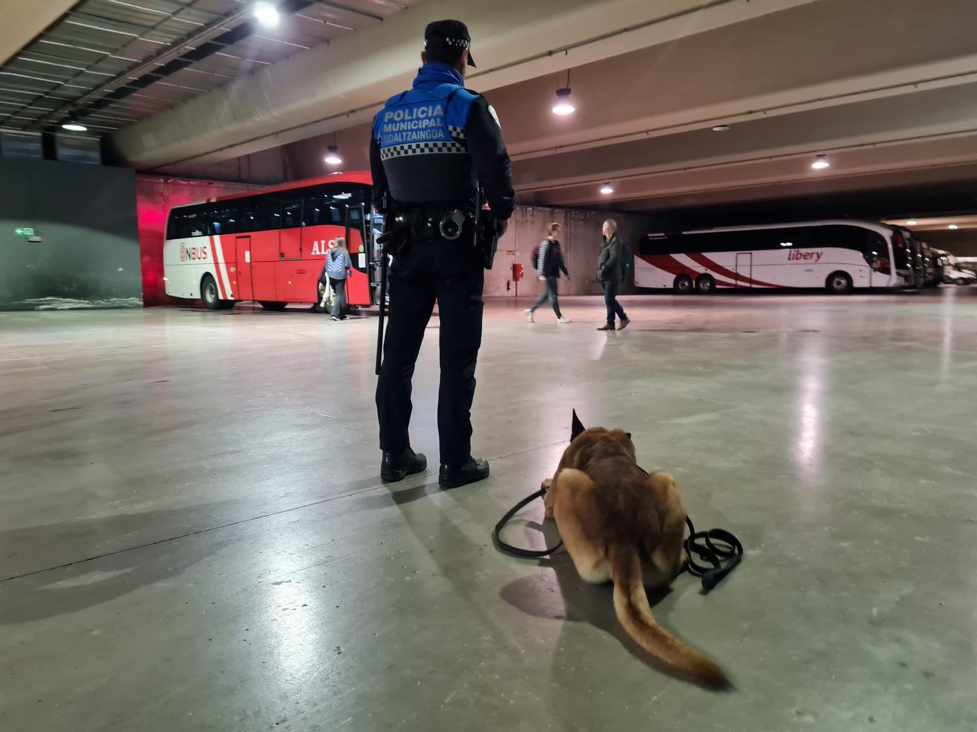 Imagen de un dispositivo policial en la estación de autobuses de Pamplona