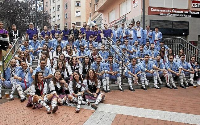 Los integrantes de la cuadrilla Akelarre, blusas y neskas de entre 22 y 35 a&ntilde;os, posan para DNA en el pasado D&iacute;a de Santiago.