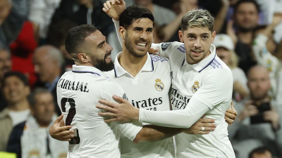 Marco Asensio (c) celebra con sus compañeros tras marcar el 3-0.