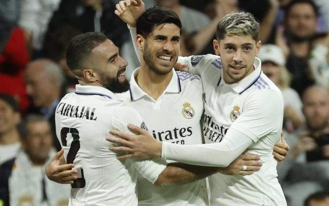 Marco Asensio (c) celebra con sus compañeros tras marcar el 3-0.