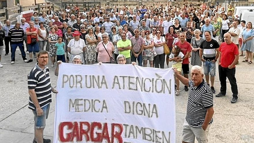 Los vecinos de Cárcar, concentrados ante la falta de médico.