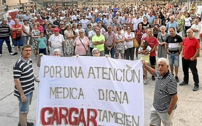 Los vecinos de Cárcar, concentrados ante la falta de médico. Los vecinos de Cárcar, concentrados ante la falta de médico.