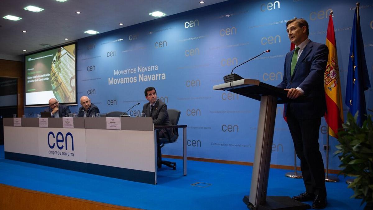 Iñigo Eugui, presidente del clúster de la construcción, habla sobre iniciativa ante la mirada de Lluis Ramís, José María Aierdi y Mikel Irujo.