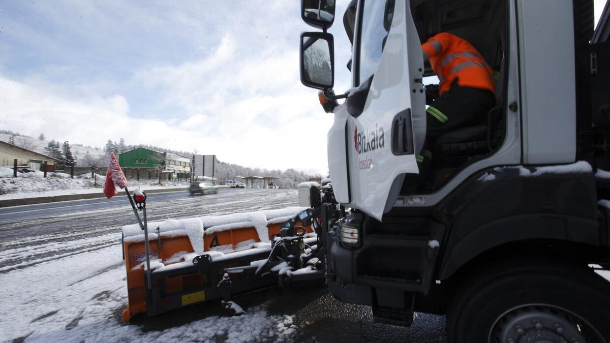 Una máquina quitanieves, en el alto de Barazar, durante una nevada en 2017