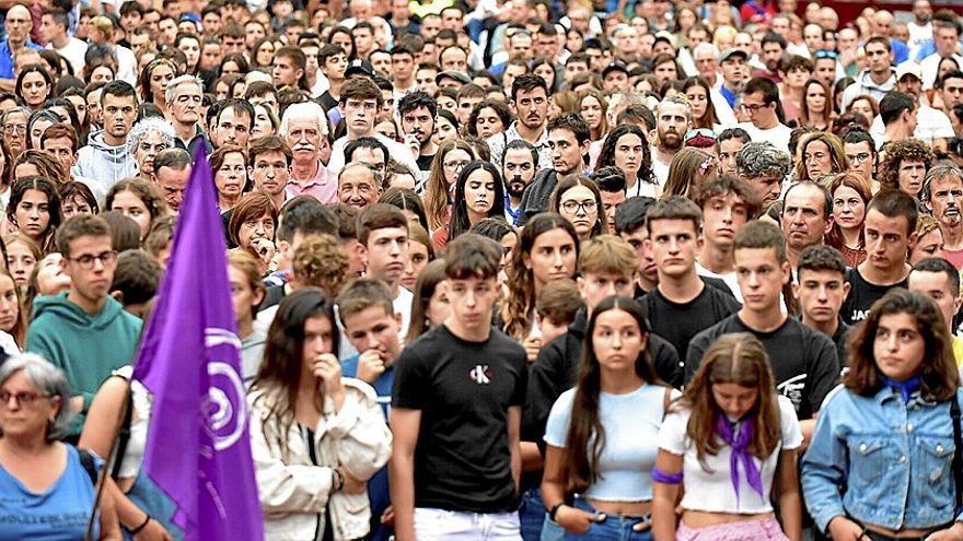 Personas de todas las edades, durante la concentración del domingo en Villabona para protestar contra la última agresión sexual. | FOTO: ARNAITZ RUBIO