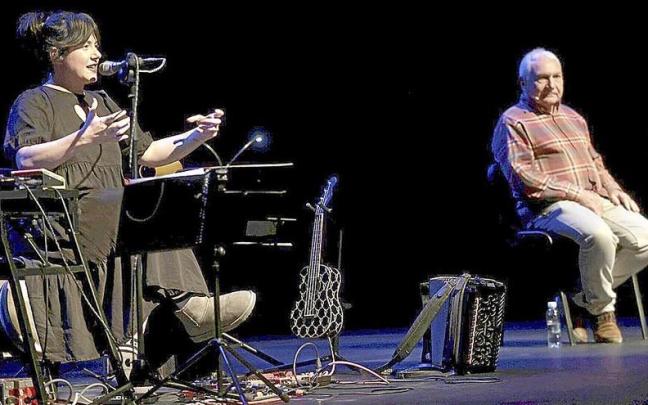 Inés Osinaga y Joseba Sarrionaindia al comienzo de la función en Tafalla.