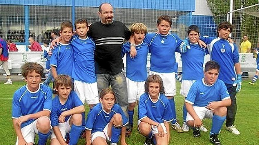 José Ramón Rey, en el centro, con uno de los equipos de ‘Artzikirol’.