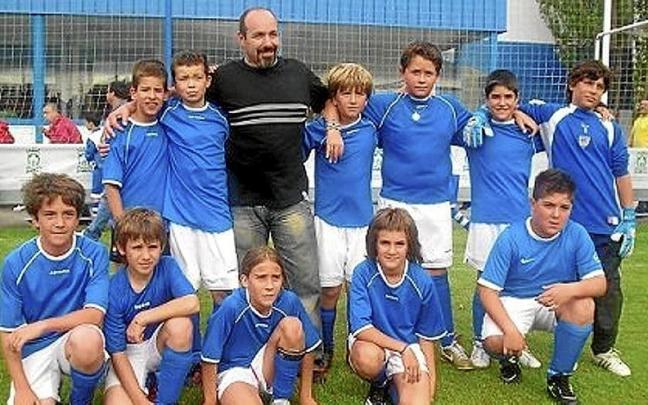 José Ramón Rey, en el centro, con uno de los equipos de ‘Artzikirol’. José Ramón Rey, en el centro, con uno de los equipos de ‘Artzikirol’.