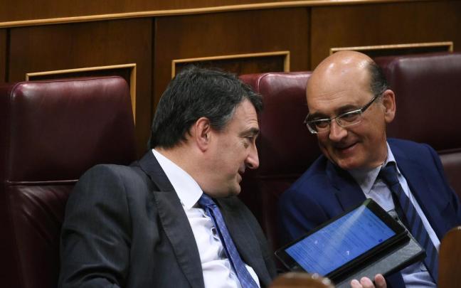 Los diputados jeltzales Aitor Esteban y Mikel Legarda Los diputados jeltzales Aitor Esteban y Mikel Legarda
