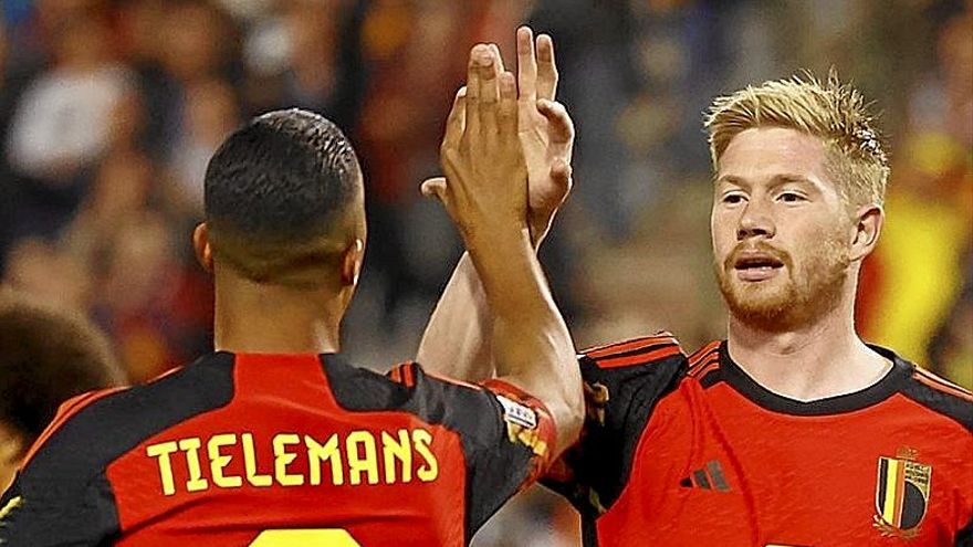 Tielemans y De Bruyne celebran el gol del jugador del City. | FOTO: EFE