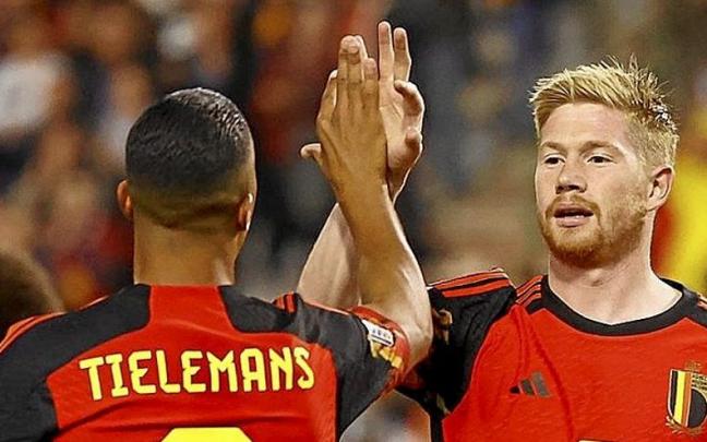 Tielemans y De Bruyne celebran el gol del jugador del City. | FOTO: EFE Tielemans y De Bruyne celebran el gol del jugador del City. | FOTO: EFE