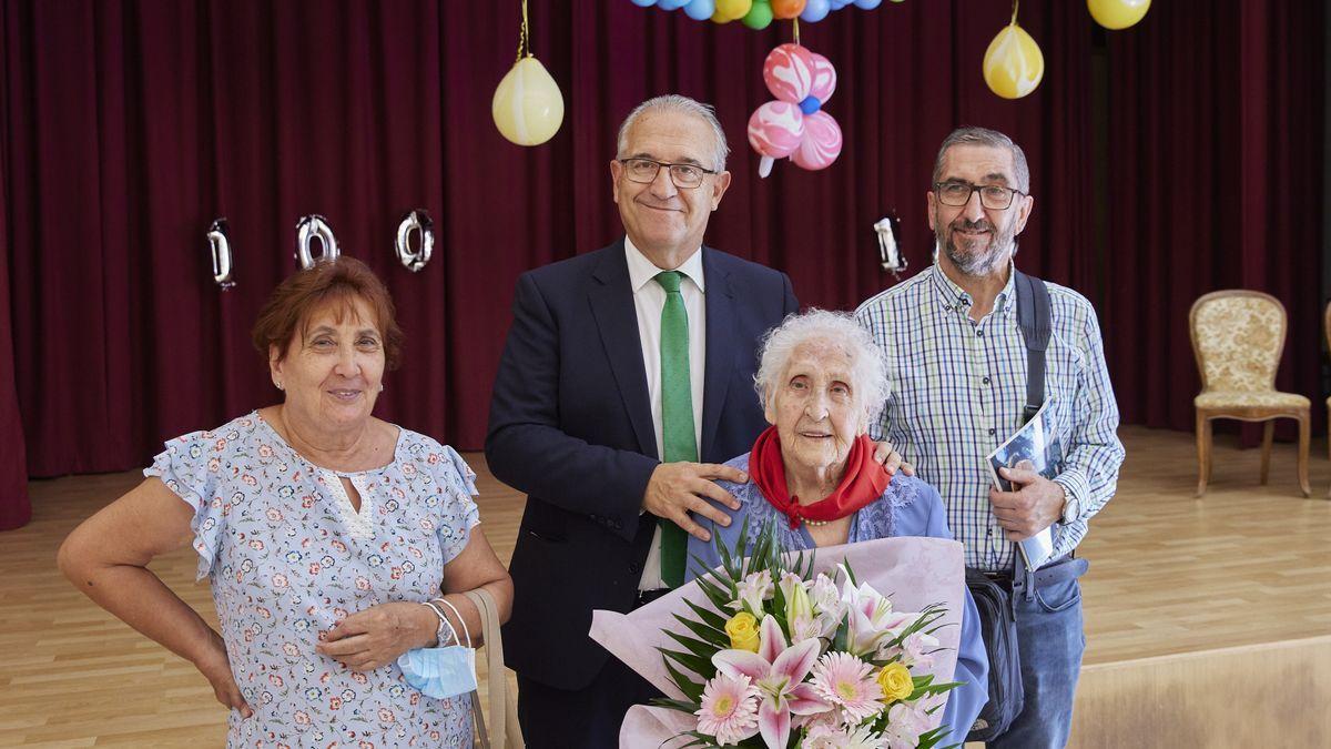 Maya felicita a la centenaria Carmen Velázquez.