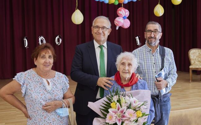 Maya felicita a la centenaria Carmen Vel&aacute;zquez.