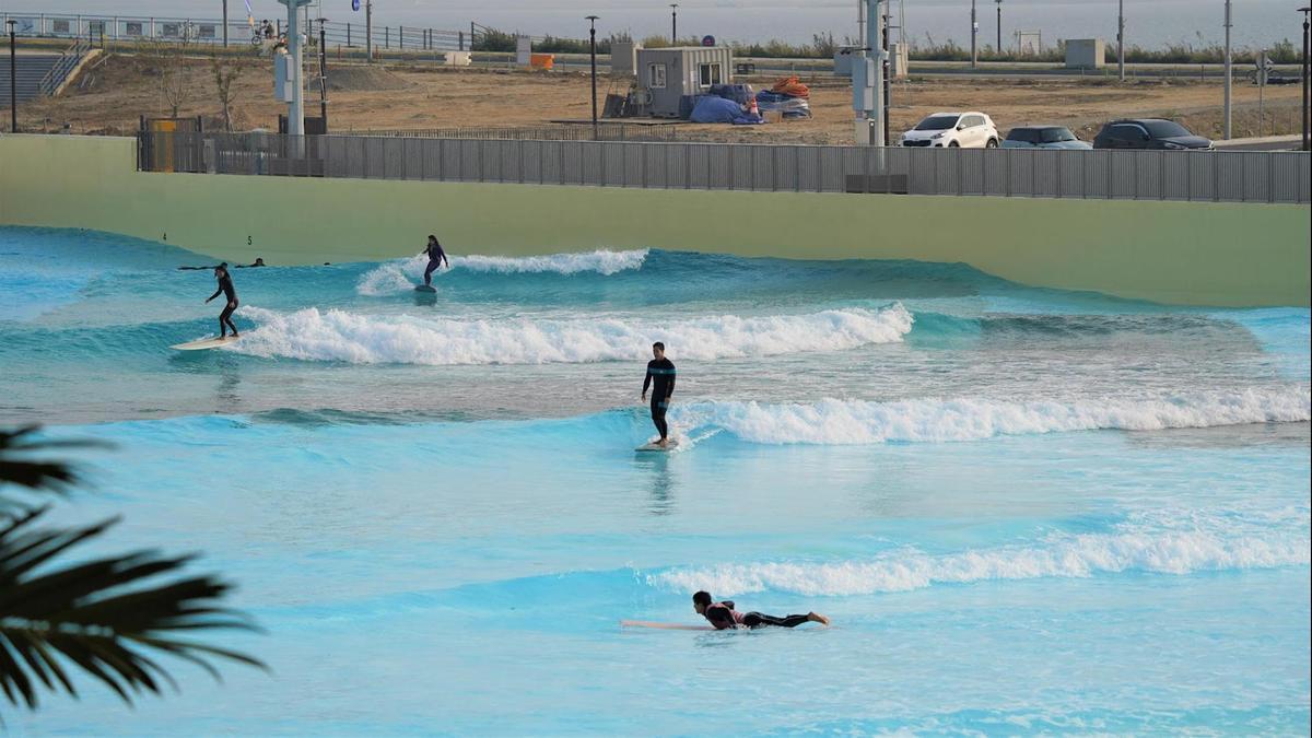 Usuarios de un parque artificial de olas de Wavegarden.