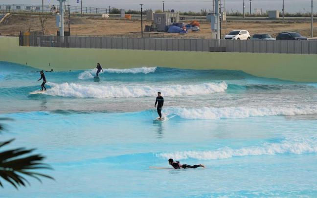 Usuarios de un parque artificial de olas de Wavegarden. Usuarios de un parque artificial de olas de Wavegarden.