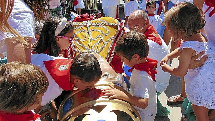 Los txikis besan a los gigantes durante su despedida en la plaza de Navarra de Tafalla