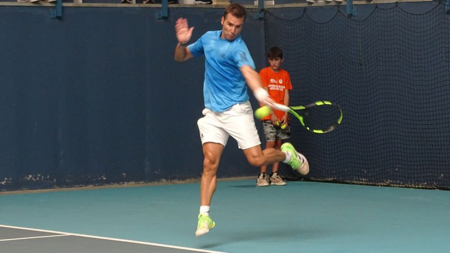 Álvaro Fernández, golpeando en la final.