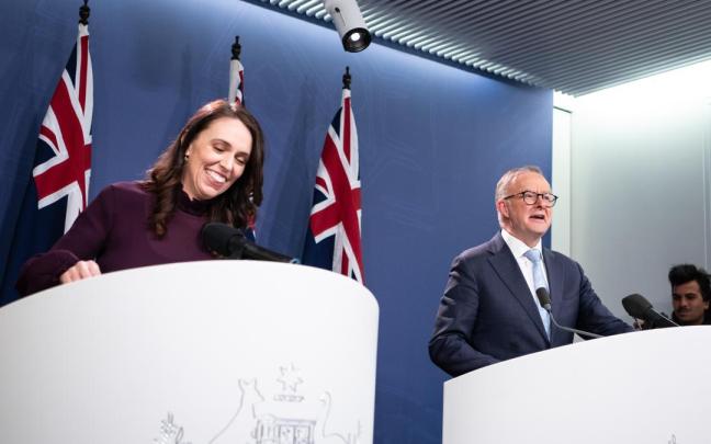 La todavía primera ministra de Nueva Zelanda, Jacinda Ardern, se sonríe durante una visita a Australia. La todavía primera ministra de Nueva Zelanda, Jacinda Ardern, se sonríe durante una visita a Australia.