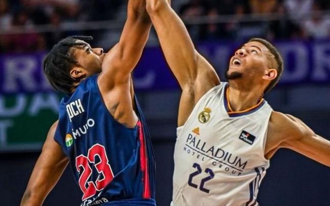 Enoch y Tavares, durante un duelo entre el Baskonia y Real Madrid, dos de los equipos más viajeros.