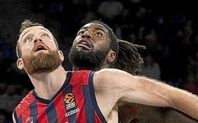 Costello pugna con Lessort por un rebote.