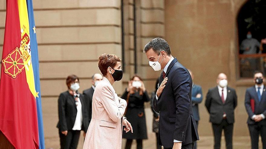 Pedro Sánchez saluda a la presidenta de Navarra, Maria Chívite en el Palacio de Navarra durante una visita a la Comunidad Foral. (13/11/2020).