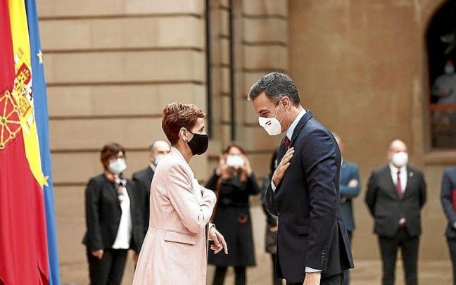 Pedro Sánchez saluda a la presidenta de Navarra, Maria Chívite en el Palacio de Navarra durante una visita a la Comunidad Foral. (13/11/2020).
