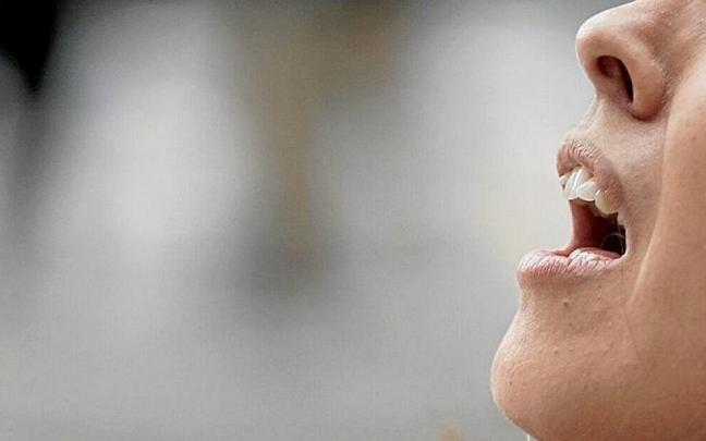 Una persona acatarrada estornuda. Una persona acatarrada estornuda.