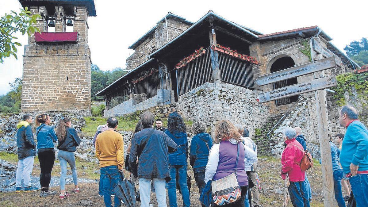 Turistas de visita teatralizada en el entorno del Santuario del Yermo en Ermualde.