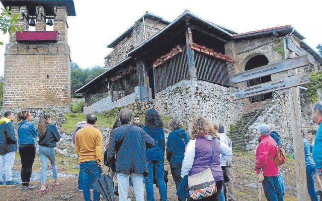 Turistas de visita teatralizada en el entorno del Santuario del Yermo en Ermualde. Turistas de visita teatralizada en el entorno del Santuario del Yermo en Ermualde.