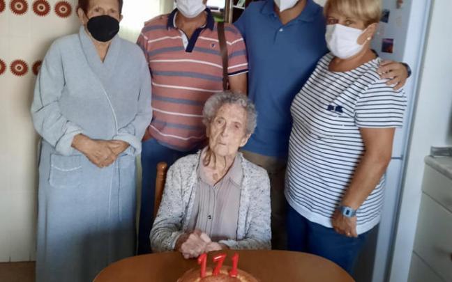 Ángeles Álava Jiménez, bien rodeada, este martes al cumplir 111 años. Ángeles Álava Jiménez, bien rodeada, este martes al cumplir 111 años.