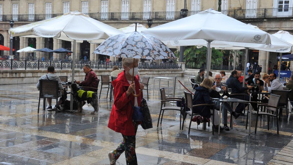 Una mujer pasea por la Plaza Nueva de Bilbao.