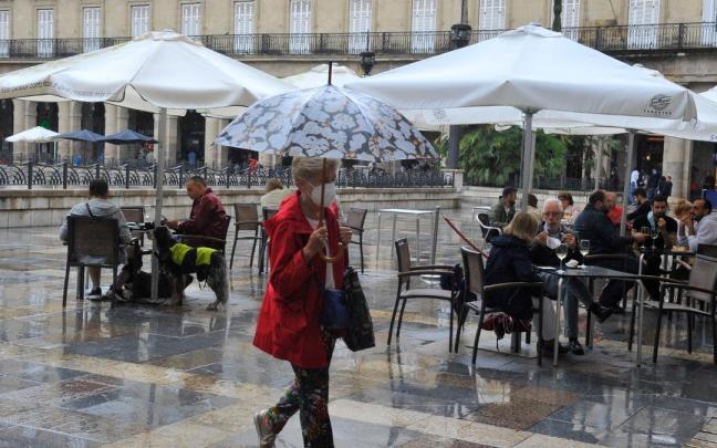 Una mujer pasea por la Plaza Nueva de Bilbao.