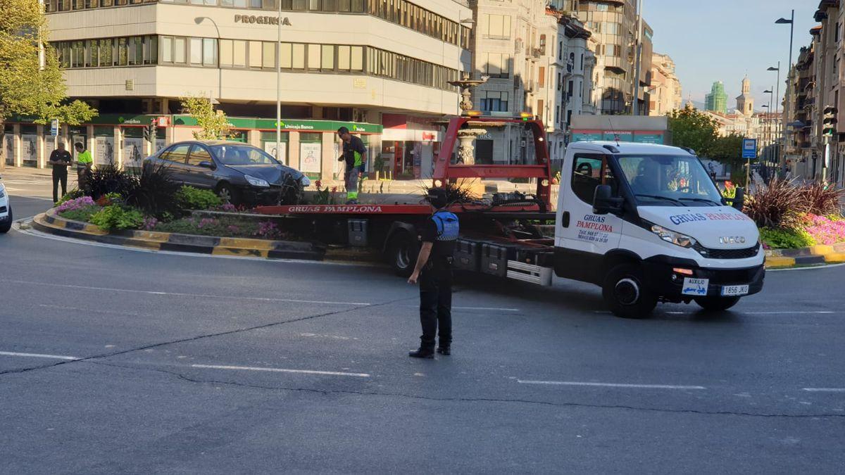 La grúa se lleva el turismo accidentado en la plaza de Merindades.