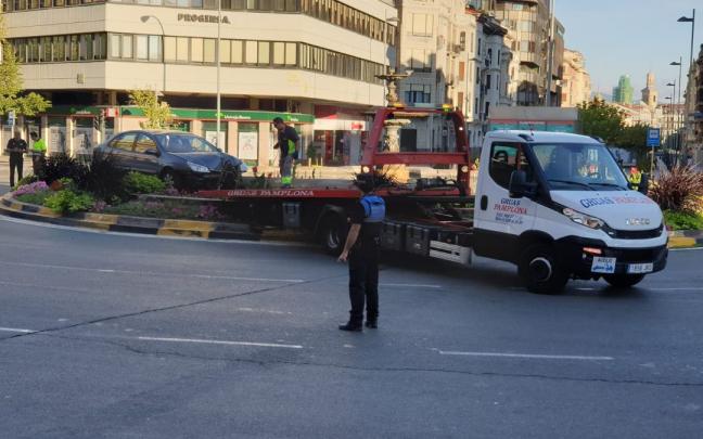 La gr&uacute;a se lleva el turismo accidentado en la plaza de Merindades.