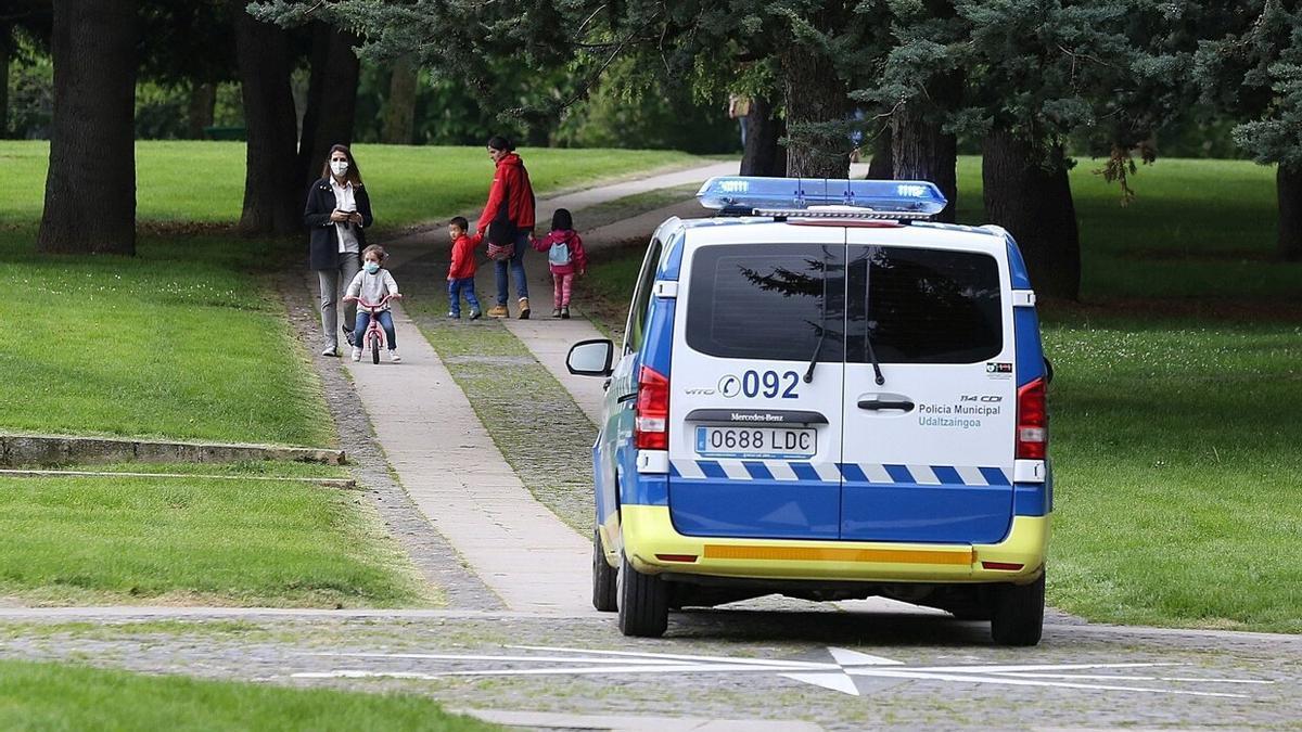 Un furgón de Policía Municipal patrulla por la Vuelta del Castillo.