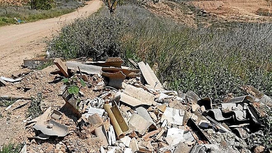 Restos de amianto y basura en las afueras de Tudela.