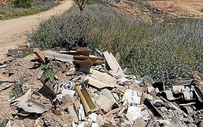 Restos de amianto y basura en las afueras de Tudela.