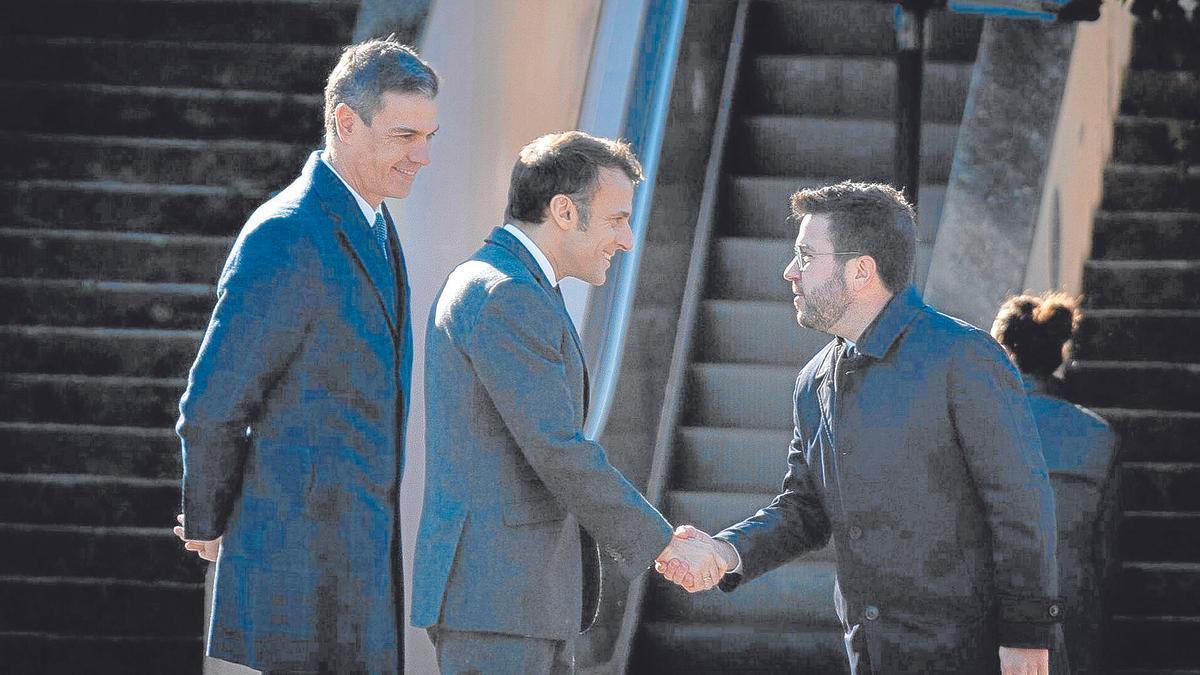 Pedro Sánchez, Emmanuel Macron y Pere Aragonès, ayer en el acto inicial de la cumbre hispano-francesa en la capital catalana. | FOTO: E. P.