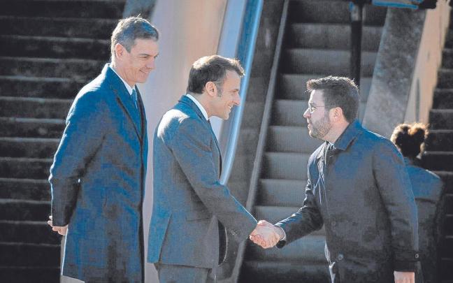 Pedro Sánchez, Emmanuel Macron y Pere Aragonès, ayer en el acto inicial de la cumbre hispano-francesa en la capital catalana. | FOTO: E. P. Pedro Sánchez, Emmanuel Macron y Pere Aragonès, ayer en el acto inicial de la cumbre hispano-francesa en la capital catalana. | FOTO: E. P.