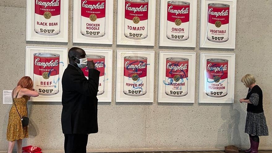 'Campbell's Soup I' de Andy Warhol en la Galería Nacional de Australia son pintadas por activistas climáticas.