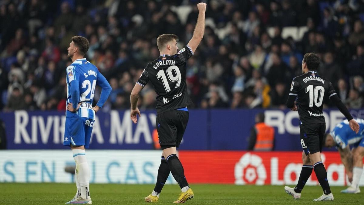 Sorloth celebra el momentáneo 0-2 ante el Espanyol, ante el defensa perico Sergi Gómez y Oyarzabal.