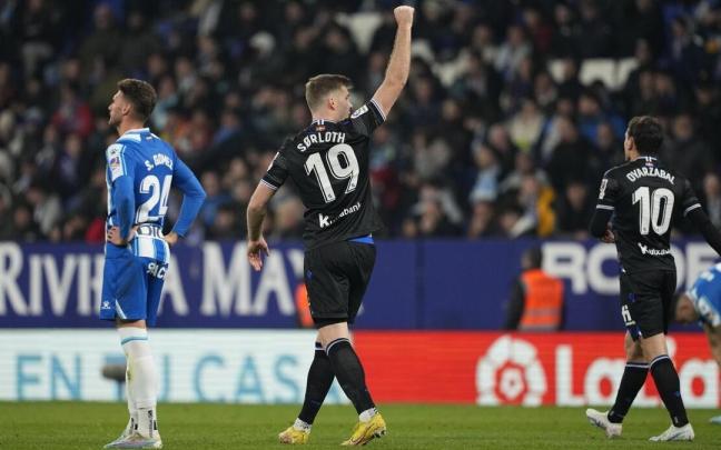 Sorloth celebra el momentáneo 0-2 ante el Espanyol, ante el defensa perico Sergi Gómez y Oyarzabal. Sorloth celebra el momentáneo 0-2 ante el Espanyol, ante el defensa perico Sergi Gómez y Oyarzabal.