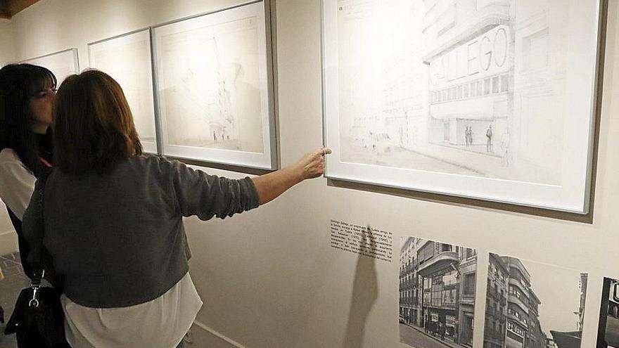 Dos mujeres observan una de las primeras obras de Moneo, los Almacenes Gallego.