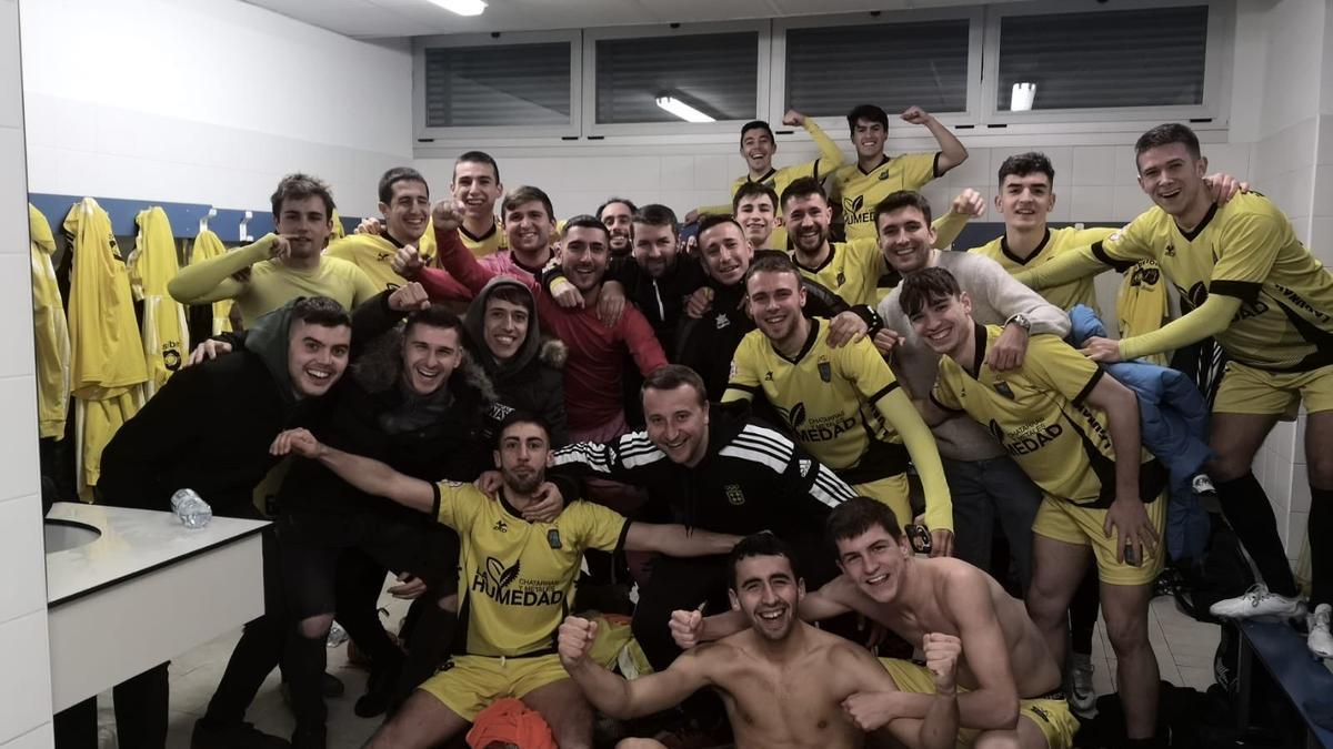 Los jugadores del Lagunak celebran la victoria ante el Ardoi