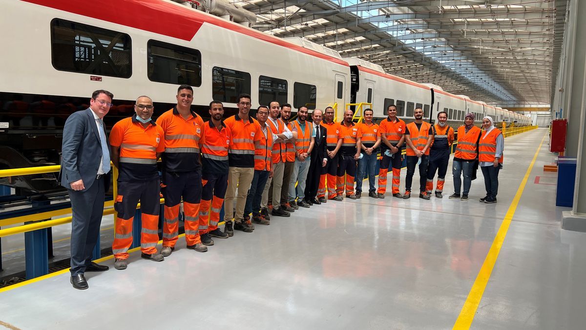 Carlos Palacio, presidente de Talgo, junto a parte de la plantilla en las instalaciones de Egipto.