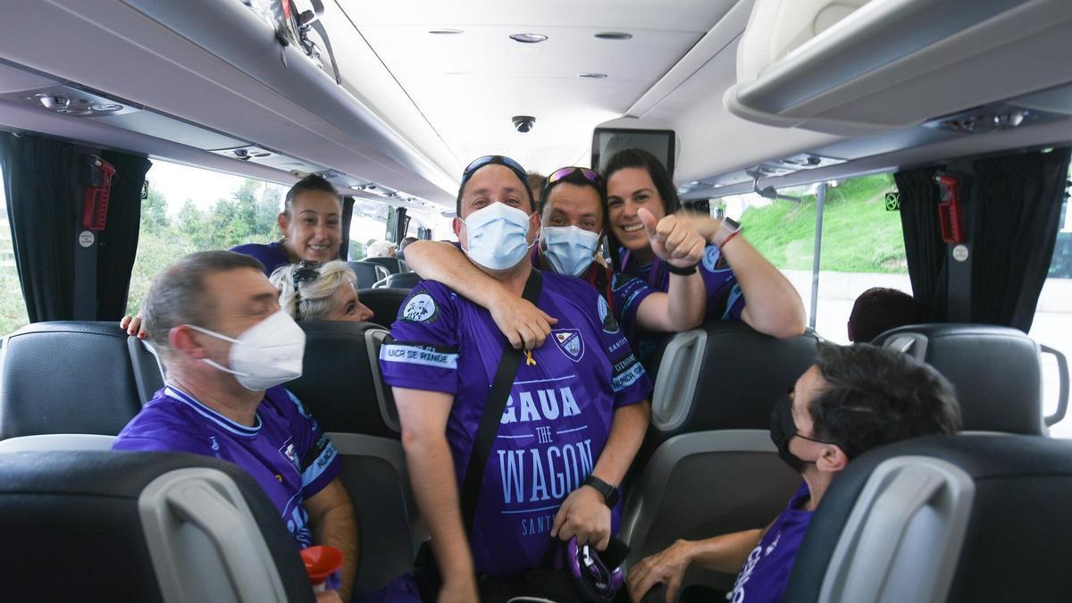 La fiesta de los aficionados del Dinamo en los autobuses rumbo a Autol