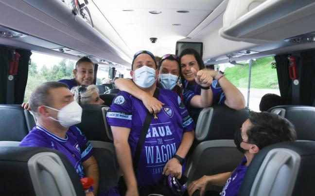 La fiesta de los aficionados del Dinamo en los autobuses rumbo a Autol